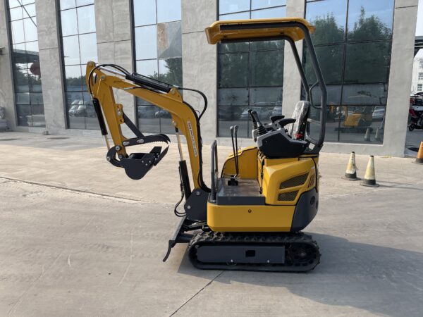 IMG_4867 Mini Excavator 1 .5 Ton Engine Digger Excavator Mini Pelle Chinese Mini Small Excavator Machine